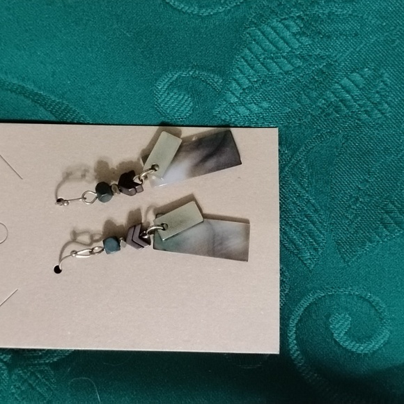 MOTHER OF PEARL DANGLE EARRINGS  NWOT - Picture 2 of 5